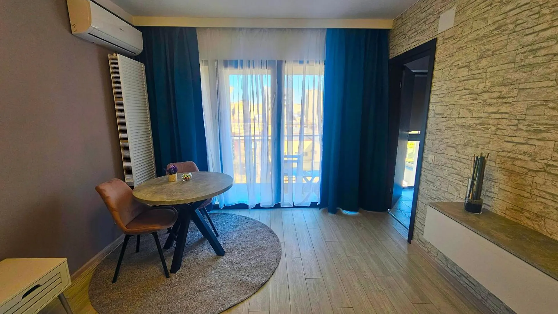 One Fancy Studio Bukarest 0*,